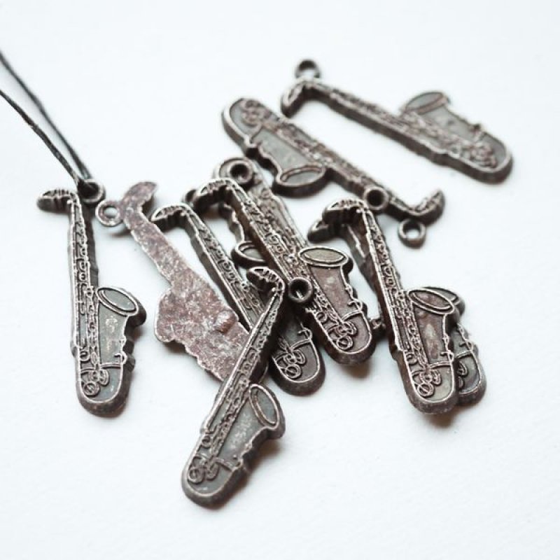 画像2: ★STEP3★ THE LETTERS オリジナル赤錆メッキ チャーム サックス (2)