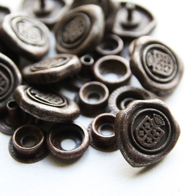 画像2: ★STEP3★ THE LETTERS オリジナル赤錆メッキ 両面釦ホック 紋章 (2)